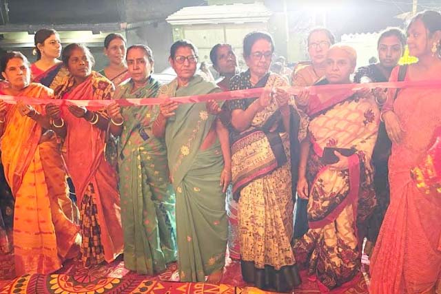 मातृशक्तियों ने किया दुर्गा पूजा का उद्घाटन
