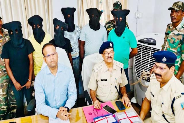 बैंक अधिकारी बनकर करते थे ठगी, 6 साइबर अपराधियों को चार लाख 70 हजार नगद के साथ पुलिस ने किया गिरफ्तार
