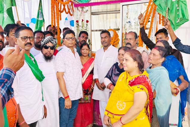 गांधी जयंती पर विधायक बसंत सोरेन ने गांधी की प्रतिमा पर किया माल्यार्पण