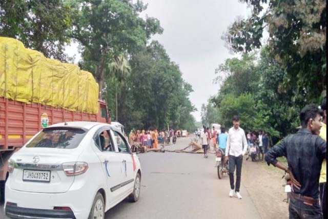 कंटेनर ट्रक की चपेट में आने से सड़क किनारे खड़ी महिला गंभीर रूप से घायल