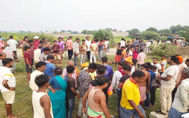 रेलवे स्टेशन के पास से पुलिस ने एक युवक का शव गढ्ढे से बरामद