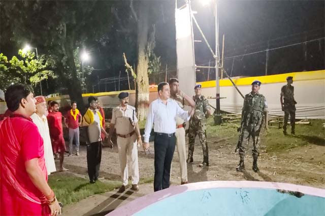 दुर्गा पूजा को लेकर प्रशासन अलर्ट एसपी ने पूजा पंडालों का किया निरीक्षण, पुलिस प्रशासन हर तरह से मुस्तैद