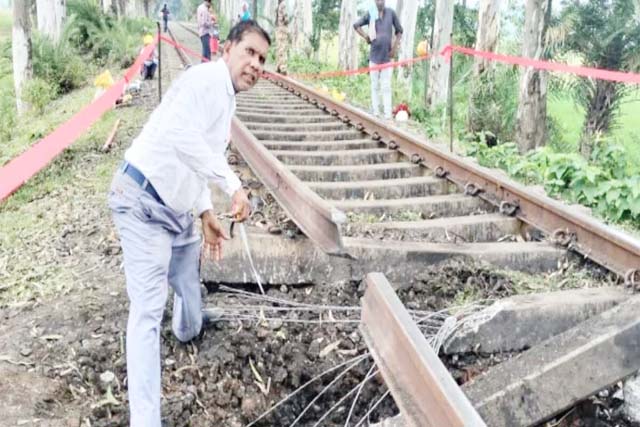 साहिबगंज में रेलवे ट्रैक को बम से उड़ाया