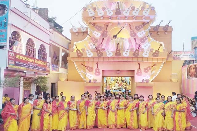 महासप्तमी : मां दुर्गा के दर्शन के लिये खुले पूजा पंडालों के पट, लोगों ने किये माता के दर्शन