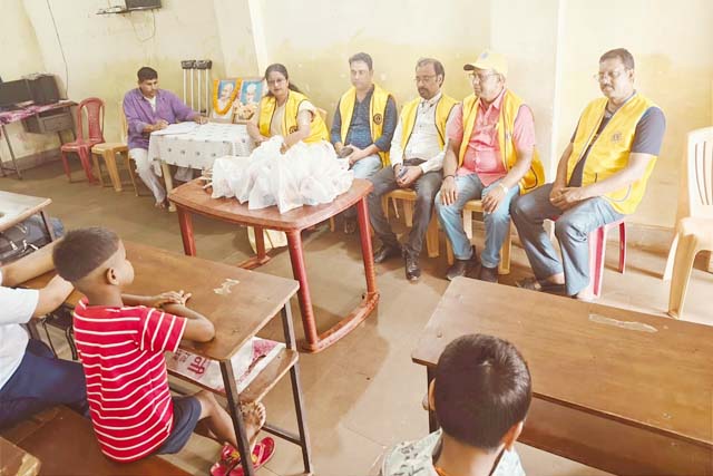 क्लब ने किया फूड पैकेट्स का वितरण