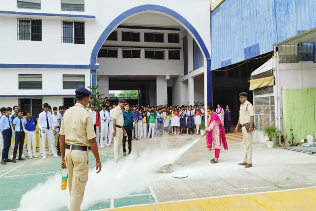 डिवाईन पब्लिक स्कूल में बच्चों को आग से होने वाली दुर्घटनाओं से बचने के लिए अग्निशमन प्रशिक्षण दिया