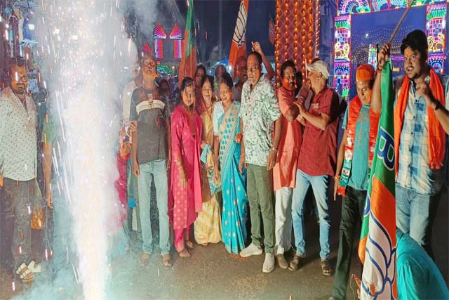 हरियाणा विधानसभा चुनाव में ऐतिहासिक जीत पर भाजपाइयों ने आतिशबाजी कर मनाया जीत का जश्न