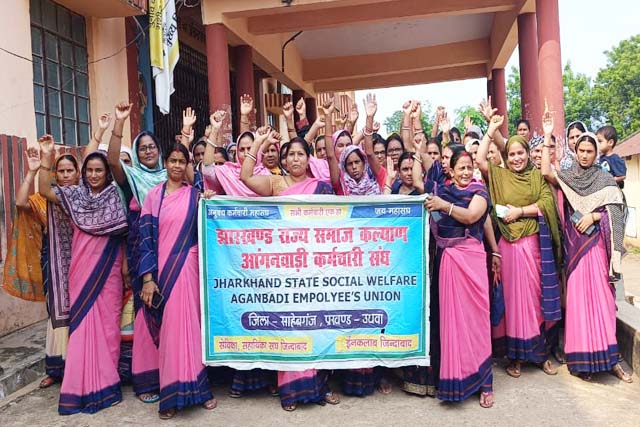 हड़ताल के समर्थन में सेविकाओं ने किया प्रदर्शन