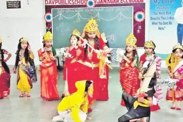 डीएवी स्कूल के बच्चों ने दुर्गा के नौ रूपों को प्रस्तुत कर सबों का मन मोहा, रोमांचित हुए दर्शक