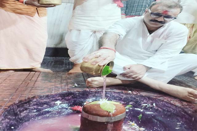 डीजीपी अनुराग गुप्ता ने बासुकीनाथ में पूजा अर्चना किया