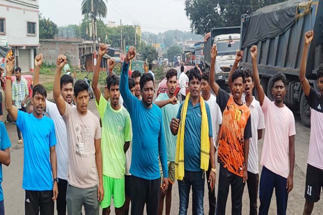 जेएसएससी- सीजीएल परीक्षा को रद्द करने की मांग को लेकर झारखंड बंद का दुमका में व्यापक असर