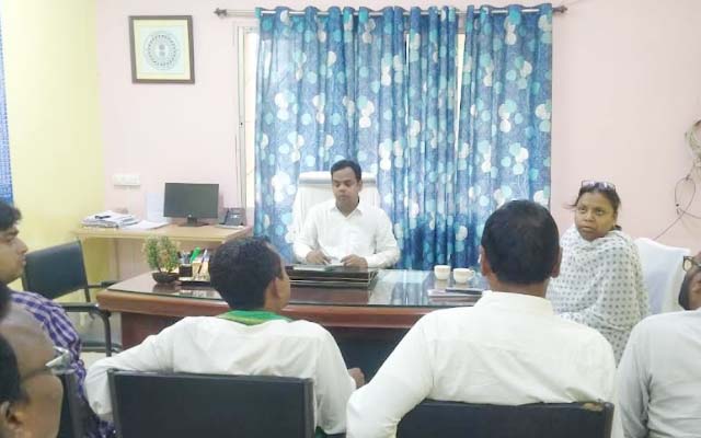 विधानसभा चुनाव को लेकर अंचल कार्यालय नाला में विभिन्न राजनीतिक दलों के साथ हुई बैठक