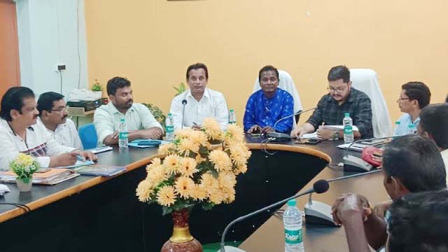 बीस सूत्री बैठक में हर-घर नल योजना के निमार्ण कार्य में अनियमितता की बात लेकर रही गहमागहमी
