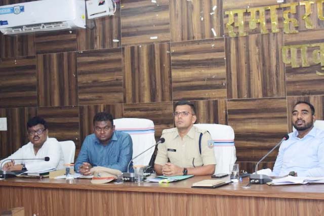 दुर्गापूजा को लेकर जिले में विधि-व्यवस्था संधारण के मद्देनजर DC एवं SP ने शांति समिति की बैठक कर दिए आवश्यक निर्देश