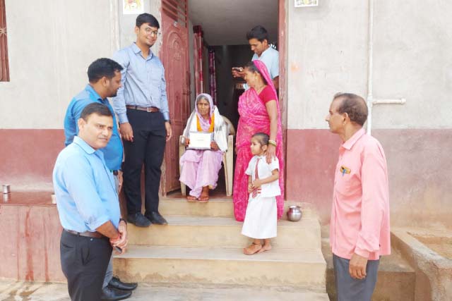 घर-घर जाकर 100 वर्ष से अधिक आयु के मतदाताओं को सम्मनित किया गया