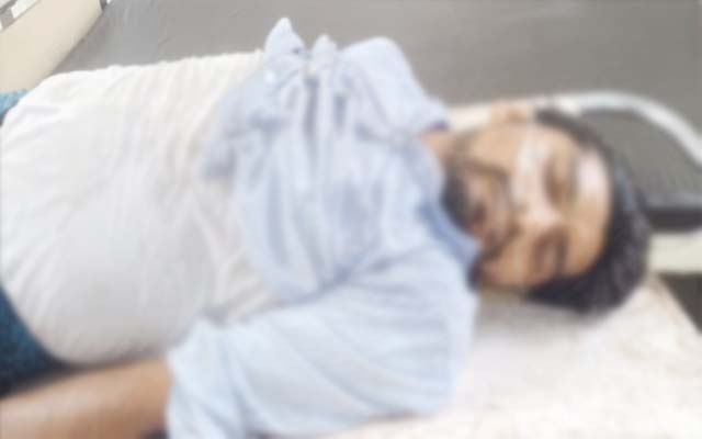 पोल से टकराकर पलटी टोटो, युवक की दबकर मौत