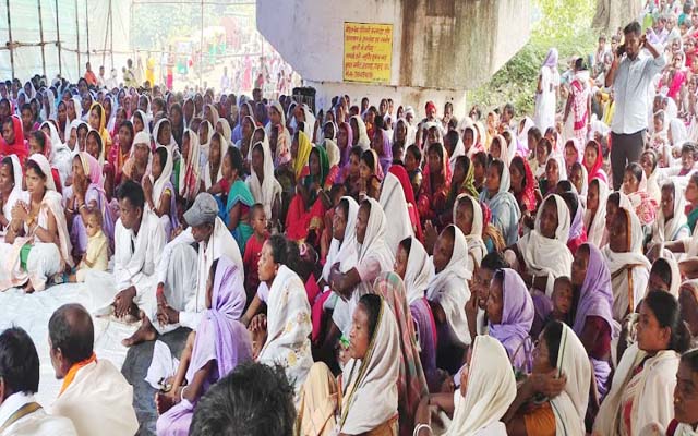 शरद पूर्णिमा के अवसर पर सफ़ाहोड़ समाज के लोगों ने नदी में लगाया डुबकी