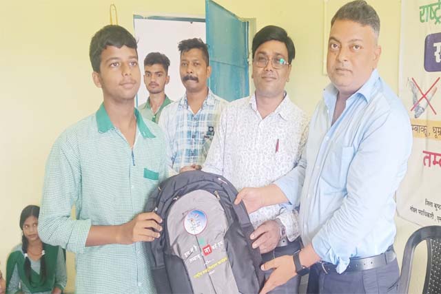 स्कूली बच्चों को तम्बाकू मुक्त शिक्षण संस्थान को लेकर चलाया गया जागरूकता अभियान