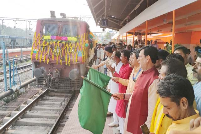 रेल मंत्री वैष्णव और सांसद निशिकांत, विधायक अनंत ओझा ने तेजस राजधानी औऱ इंटर सिटी एक्सप्रेस को दिखाई हरी झंडी