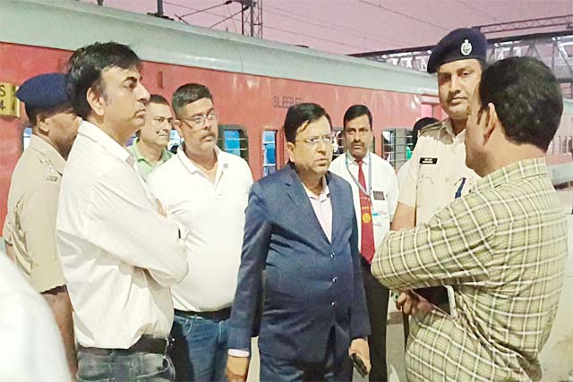 कटिहार रेलमंडल में एडीआरएम का औचक निरीक्षण: यात्री सुविधा और सुरक्षा पर फोकस