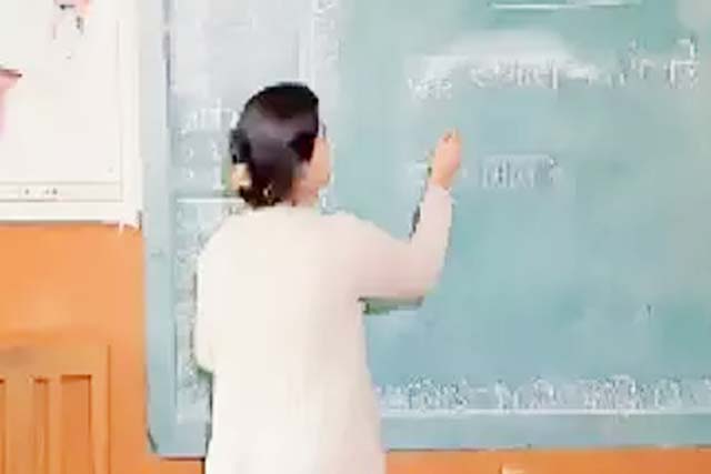 अब शिक्षकों को सेल्फी के साथ स्कूल परिसर की तस्वीर भी भेजनी होगी