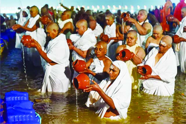 2 विदेशी सहित 100 महिलाओं ने नागा संन्यासी की दीक्षा ली, खुद कर दिया अपना पिंडदान