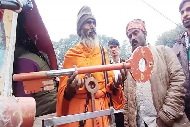 महाकुंभ : रहस्मयी कबीरा बाबा,20 किलो की ‘चाबी’ से खोलते हैं अहंकार का ‘ताला’