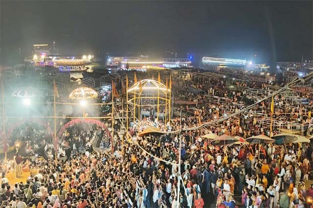 महाकुंभ: काशी में श्रद्धालुओं की भारी भीड़,गंगा आरती आम लोगों के लिए 05 फरवरी तक बंद