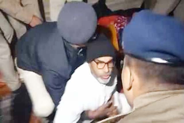 पटना में अनशन पर बैठे प्रशांत किशोर को पुलिस ने किया गिरफ्तार