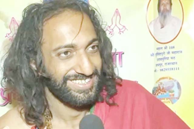 करोड़ों रुपये का पैकेज छोड़कर प्रयागराज में धुनी रमा रहे युवा आईआईटियन बाबा