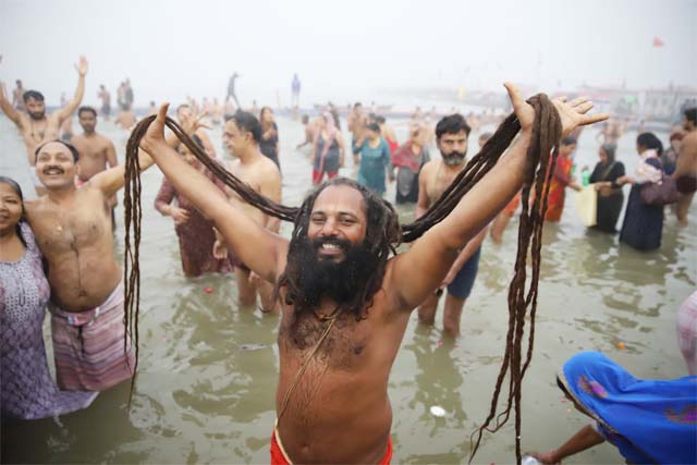 अमृत स्नान में दिखा अखाड़ों और नागा संन्यासियों का वैभव