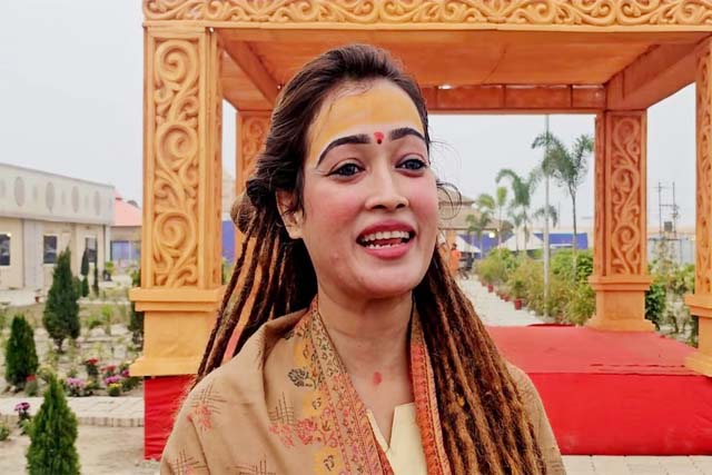 संतों की आपत्ति: पेशवाई रथ पर सवार कैसे हो गई वायरल सुंदरी हर्षा रिछारिया