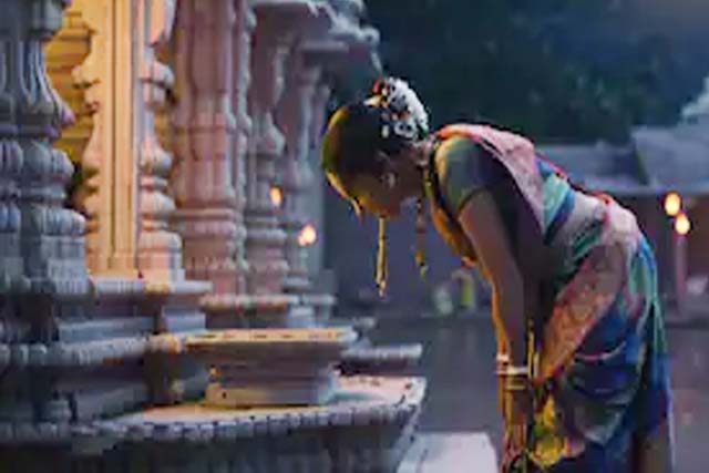 नवरात्र में भक्तों ने चढ़ाई मंदिर में अपनी जीभ