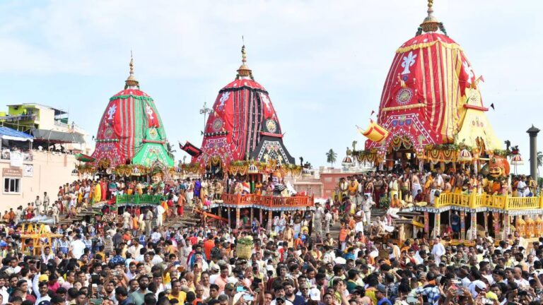 भगवान जगन्नाथ की रथ यात्रा का भव्य शुभारंभ, भगवान जगन्नाथ, बलभद्र और बहन सुभद्रा निकले नगर भ्रमण पर