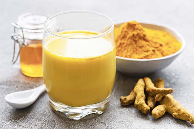 नींद नहीं आ रही हो तो पीए हल्दी वाला दूध