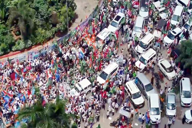 खुली जीप में सवार हो राहुल गांधी ने किया रोड शो
