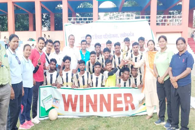 फुटबॉल अंडर 19 बालक और बालिका दोनों वर्गों में प्रखंड बोरियों बना चैंपियन