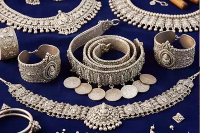 चांदी के भाव में गिरावट जारी, 15 दिन में 42,800 रुपये तक सस्ती हुई चांदी