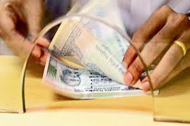 बड़े नकद लेन-देन पर आयकर विभाग सख्त, 2 लाख से अधिक कैश लेने पर हो सकता है भारी जुर्माना