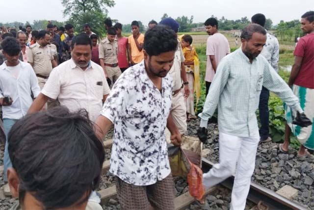 बिहार : वंदे भारत ट्रेन की चपेट में आने से चार युवकों की मौत