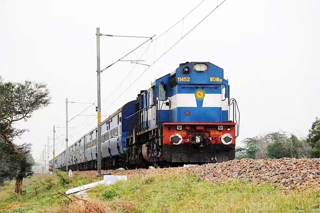 ट्रेन में इलेक्ट्रिक उपकरण इस्तेमाल किया तो रेलवे करेगा बड़ी कार्रवाई