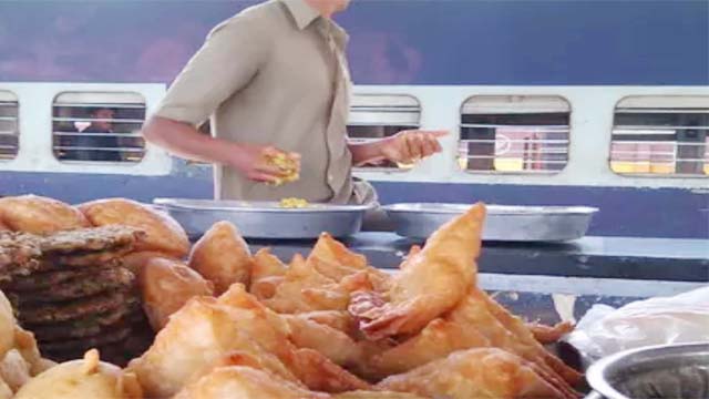 स्टेशनों में गरमा-गरम चाय… समोसे ले लो समोसे… अब गुजरे दिनों की हो जाएगी बात
