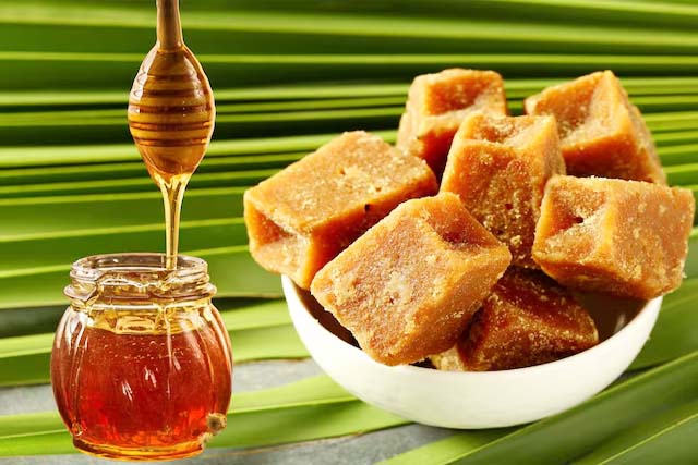 गुड़ और शहद, अच्छी सेहत के लिए दोनों है फायदेमंद