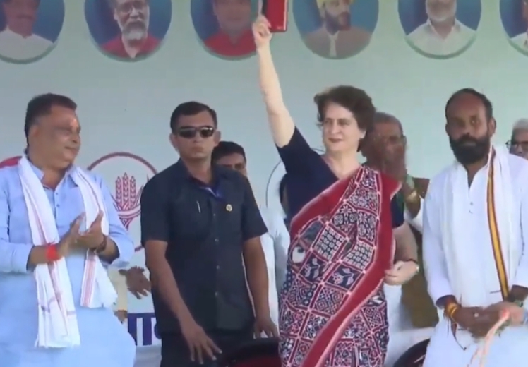 पश्चिम चंपारण में प्रियंका की रैली में उमड़ा जनसैलाब, कहा-बिहार में बदलाव की नई शुरुआत होगी