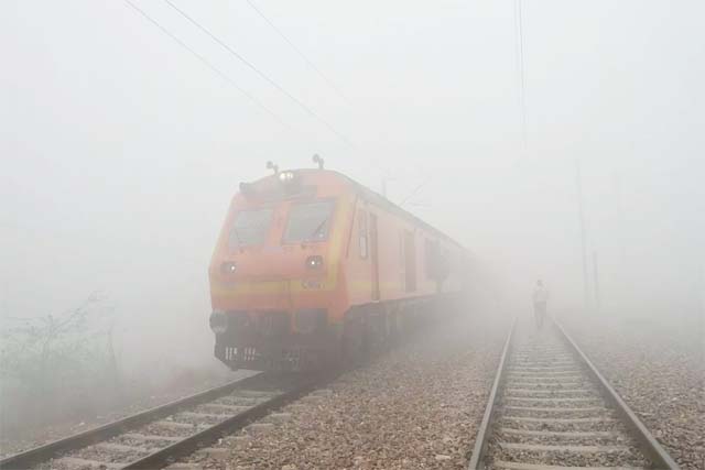 कोहरे में ट्रेन कैंसिल करने का क्या होता है आधार? रेलवे का जानें नियम