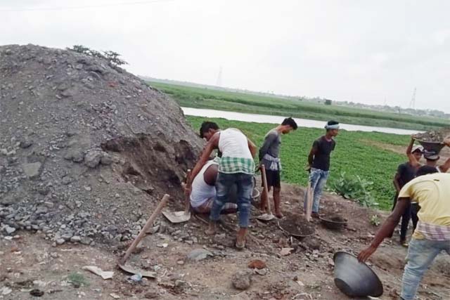 नदी में मिट्टी भर कर मैदान बना देने को लेकर समाजिक सुरेश अग्रवाल ने दायर की जनहित याचिका
