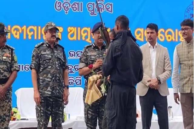 हथियारों के साथ 22 माओवादियों ने किया आत्मसमर्पण, 2 करोड़ 25 लाख का था इनाम