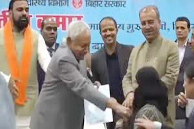 मुख्यमंत्री नीतीश कुमार के व्यवहार पर भड़की मुस्लिम जमात, उठाई माफी की मांग