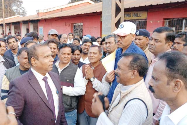 पूर्व मुख्यमंत्री ने दक्षिण-पूर्व रेलवे के महाप्रबंधक से की मुलाकात, सौंपा ज्ञापन