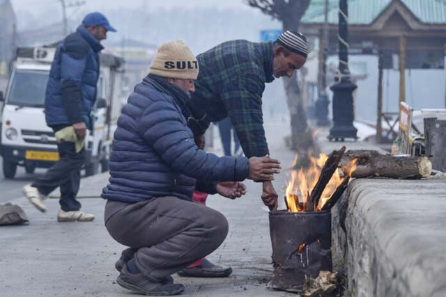 कश्मीर में कड़ाके की ठंड जारी, शोपियां माइनस 6.4 डिग्री सेल्सियस के साथ रही सबसे ठंडी जगह